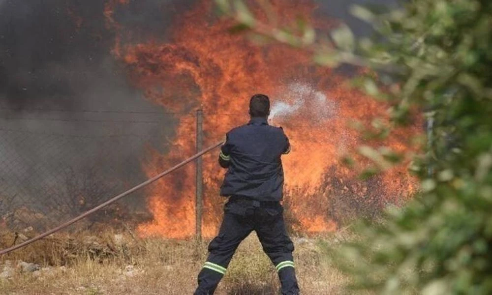 Σέριφος: Πυρκαγιά καίει χαμηλή βλάστηση - Ενεργοποιήθηκε 112